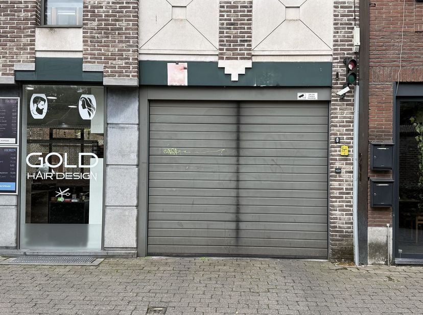 Autostaanplaats in de Badderijstraat in residentie Waerdenhof (tussen het Dusartplein en de winkelstraat). Achterzijde Meldertstraat.<br />
<br />
Aut