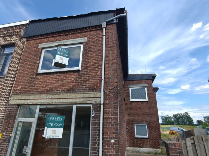 Verder af te werken opbrengsteigendom bestaande uit 2 appartementen met centrale ligging.<br />
<br />
ALGEMEEN:<br />
- deels gerenoveerd.<br />
- ni