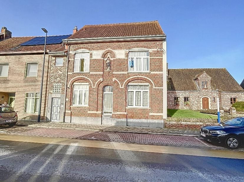 Op wandelstand van centrum van Staden, bevindt zich deze grote eigendom , die tal van mogelijkheden biedt. De woning kan makkelijk omgebouwd worden to