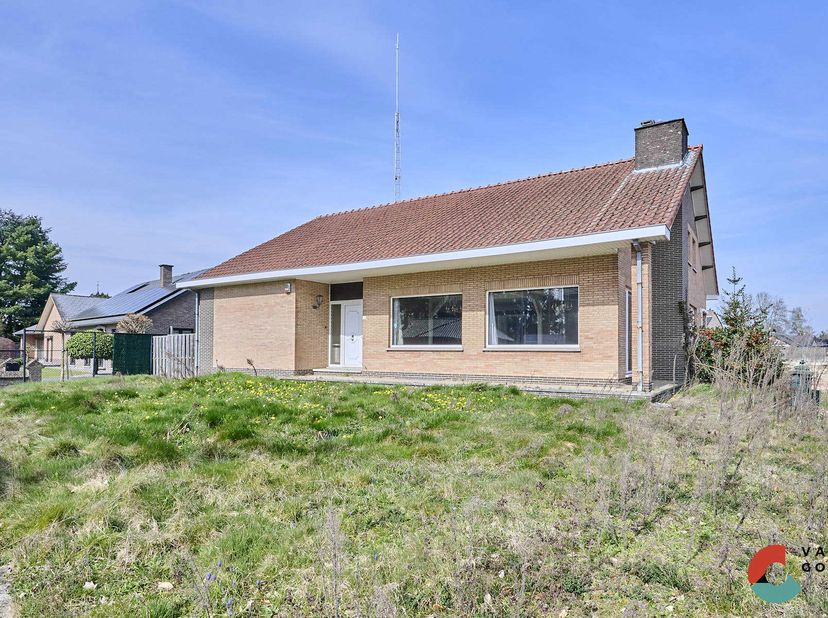Ben je op zoek naar rustig gelegen en ruime woning met voldoende kamers op zowel het verdiep als de benedenverdieping? Dan is deze woning gelegen op e