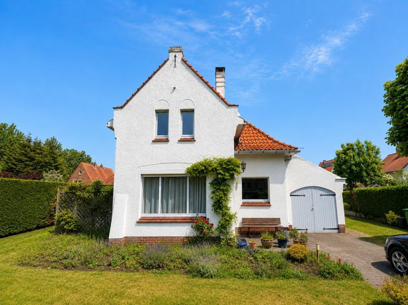 Villa avec une situation très calme à qq minutes du centre de Saint-Idesbald.&amp;nbsp; La maison comprend: entrée, grand living, salle à manger, cuisine