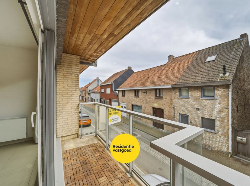 In het centrum van Oudenburg bevindt zich dit verzorgd appartement op de eerste verdieping van residentie Iris (Bj 2008). Het appartement beschikt ove