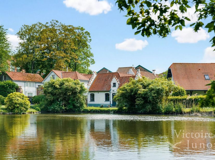 WSP : In het hart van dit uitzonderlijke terrein van 2 hectare<br />
waar 12 prestigieuze residenties, grote landschaps Tuinen, een vijver, op een paa