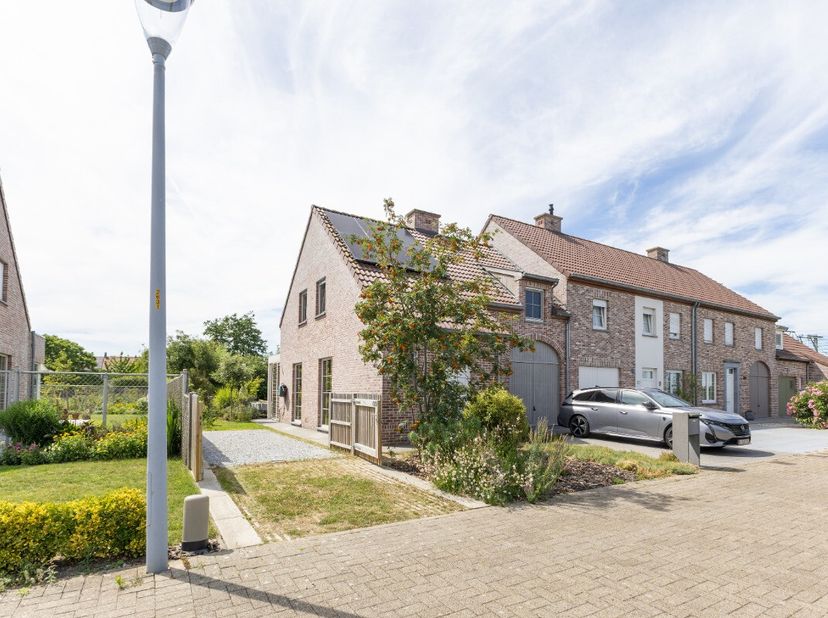 De Panne (Adinkerke): Instapklare, energiezuinige halfopen woning met garage Deze verzorgde halfopen woning is gelegen in een rustige, residentiële wi