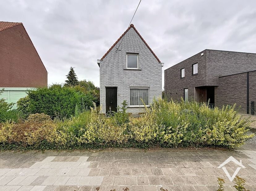 Deze woning is gelegen in een rustige straat met optimale verbinding naar de E403, het stadcentrum en nog veel meer! <br />
<br />
De indeling is als