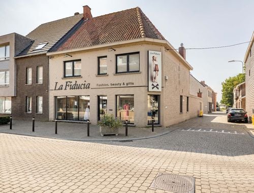                                         Boetiek te koop in Pittem, € 398.000
