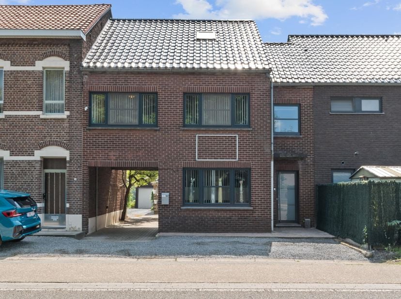 Indeling:<br />
Via de inkomhal betreedt U de woning met toegang tot de leefruimte, die verder toegang geeft tot een recent vernieuwde keuken ( 2024)