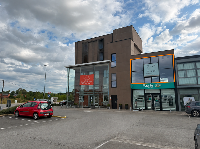 Op een uitstekende commerciële ligging langs de N14, in het baanwinkel park "Zandhoven Shopping" bevindt zich deze polyvalente ruimte van 187m².<br />