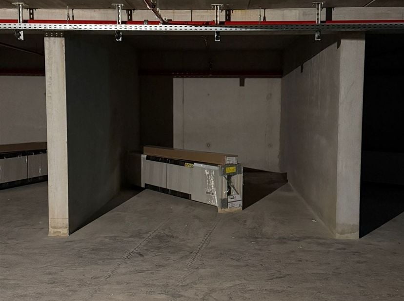 Garage te koop in het nieuwbouwproject Eclips (Ijzerlaan 22, Middelkerke), ideaal gelegen op niveau -2 en vlot bereikbaar. Met afmetingen van 5m84 die