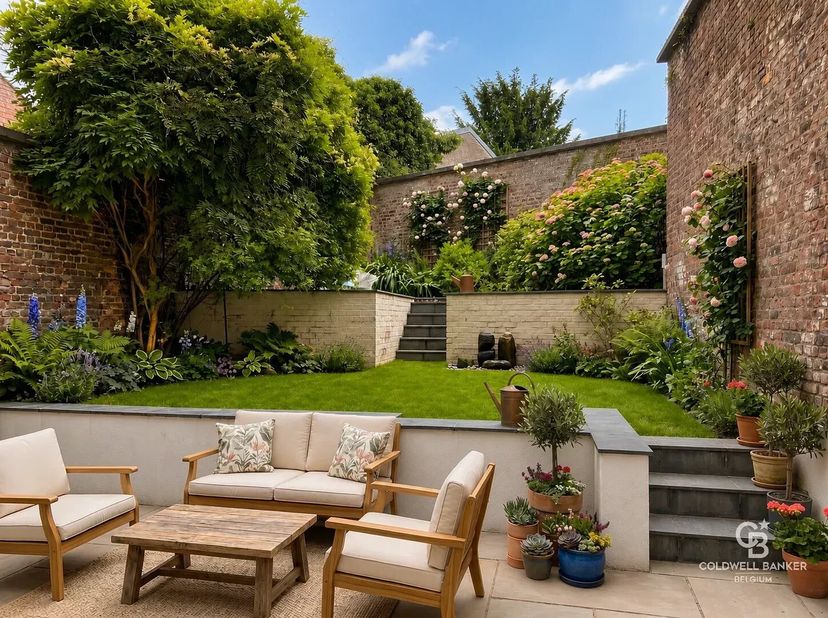 Belle maison d'une surface d'environ 347 m² datant de 1980 et complètement rénovée en 2012.<br />
Le rez de chaussée s'ouvre sur un hall d'entrée donn