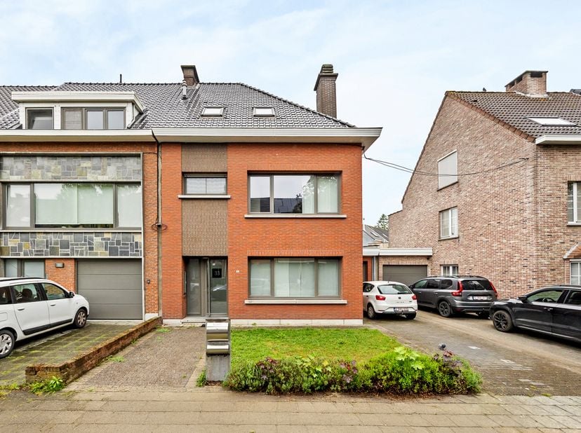 Knappe halfopen bebouwing met zonnige tuin vlakbij Fort 4 in Mortsel!<br />
LOCATIE<br />
Mortsel boomt. De stad ligt op het kruispunt van de belangri