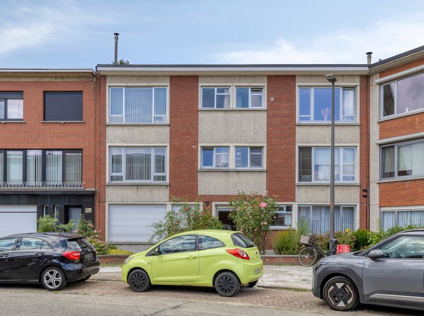 !!! IN OPTIE !!!<br />
<br />
Dit volledig te renoveren appartement op de tweede verdieping omvat: inkomhal met ingemaakte kast, gezellige leefruimte