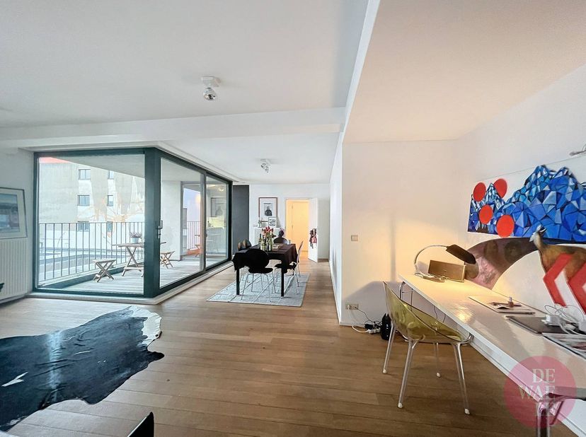 Nabij de Zavel en Kapellekerk, kwalitatief gemeubeld nieuwbouwappartement te huur in de Priemstraat. Dit appartement van ± 120 m² biedt een modern woo