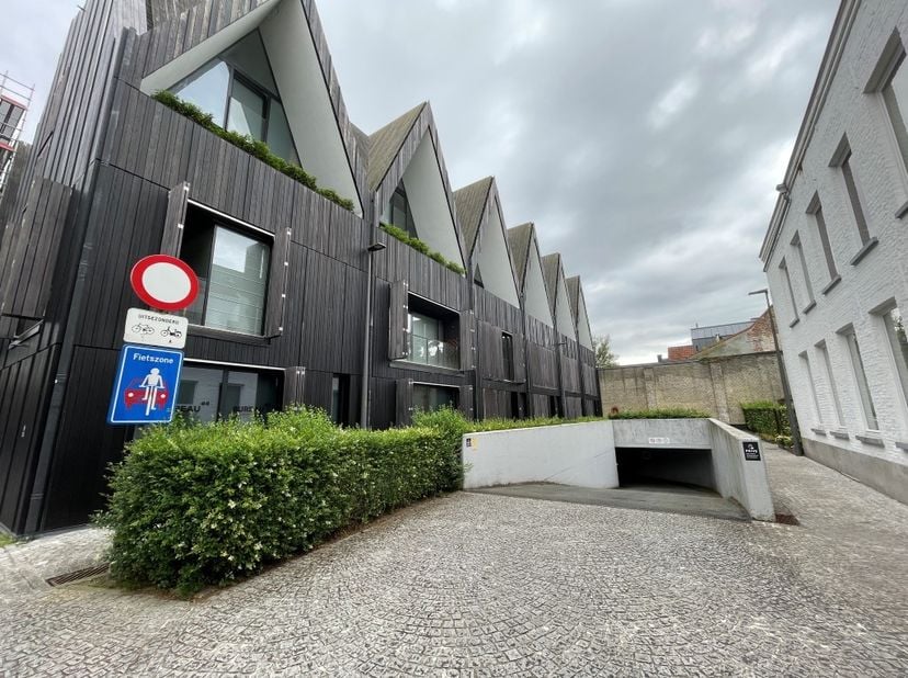 TRENDY RECENT GELIJKVLOERSAPPARTEMENT in de binnenstad van Brugge, letterlijk in een HISTORISCH GROEN KADER. Vlakbij het Minnewaterpark &amp; het Station.