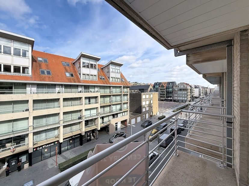 Appartement prêt à emménager, situé au centre près de la plage, de la rue commerçante et de l'église Saint-Bernard à Nieuport-Bain.<br />
L'appartemen