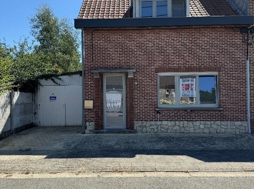 Een knusse woning met tuin er omvattende een kelderberging - GLVL. niv. met inkomhall, keuken met toegang tot de tuin, leefruimte, eetplaats, badkamer