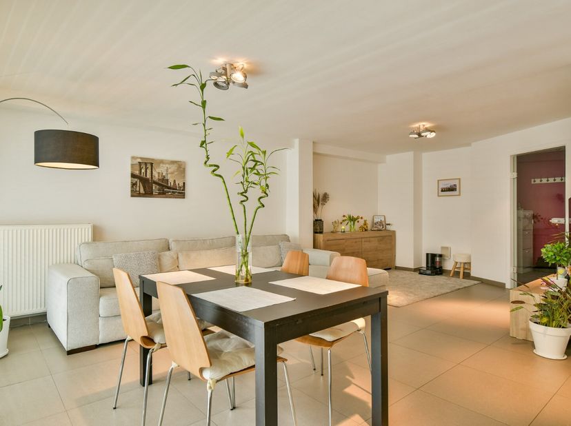 Welkom bij Iepersestraat 32/1.1, een volledig gerenoveerd appartement op de eerste verdieping met een uitstekend EPC-label B. Gelegen in het hart van