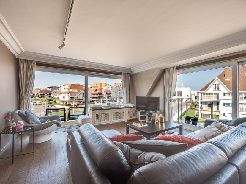 Mooi hoekappartement in de villaresidentie Normandy met ruim open zicht op het Casino.&amp;nbsp;<br />
Hall met vestiaire en toilet, grote living met 2 zo