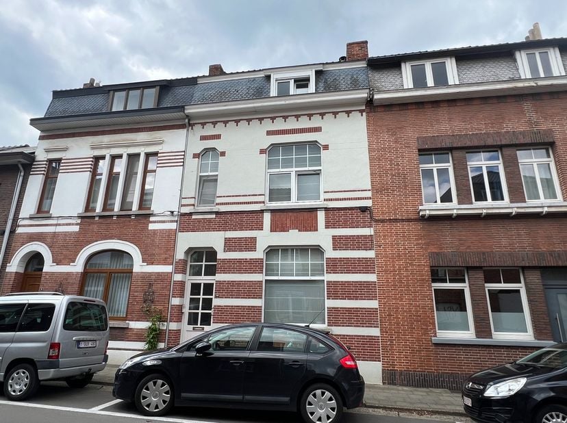MELKVOETSTRAAT 82: Gezellige stadswoning met 3 slaapkamers en koer in een doodlopende straat.<br />
<br />
Indeling: Gelijkvloers: inkomhal met apart