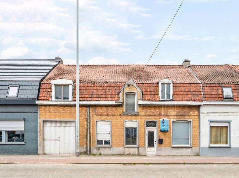 Authentieke te renoveren / af te breken woning met POTENTIEEL en uitweg langsachter op een perceel van 800 m2.<br />
Tevens ideale projectgrond voor