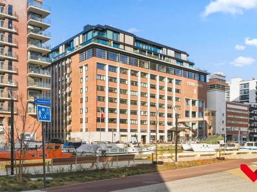 Op zoek naar een stijlvolle en instapklare studio op een toplocatie in Leuven? Deze unieke duplexstudio op de 6e verdieping van Residentie Hungaria bi