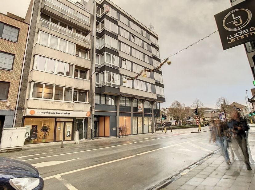 Volledig gerenoveerd appartement met als indeling: living, keuken, balkon, nachthal, 2 slaapkamers, berging, apart toilet, badkamer en kelder.<br />
D