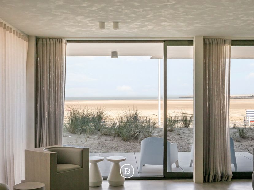 Un appartement de plain-pied bénéficiant d'un emplacement de choix sur la digue de Zeebrugge, avec vue frontale sur la mer et un espace extérieur exce