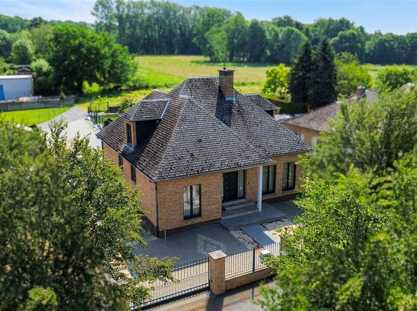 In een rustige en aangename straat in Erembodegem bevindt zich deze charmante villa op een mooi perceel van 942 m². De woning, gebouwd in 1979, biedt