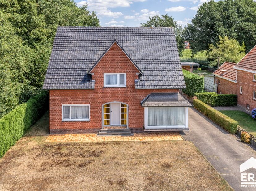 Deze vrijstaande, instapklare woning biedt alles wat je zoekt. Het is een ruime woning met tal van multifunctionele ruimtes. Zo kan de aparte eetkamer