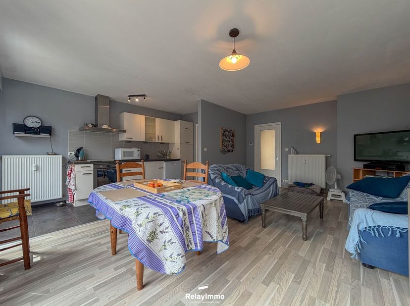 Situé au coeur de Tournai, cet agréable appartement avec terrasse se trouve au 3e et dernier étage d'une résidence avec ascenseur. Développant une sur