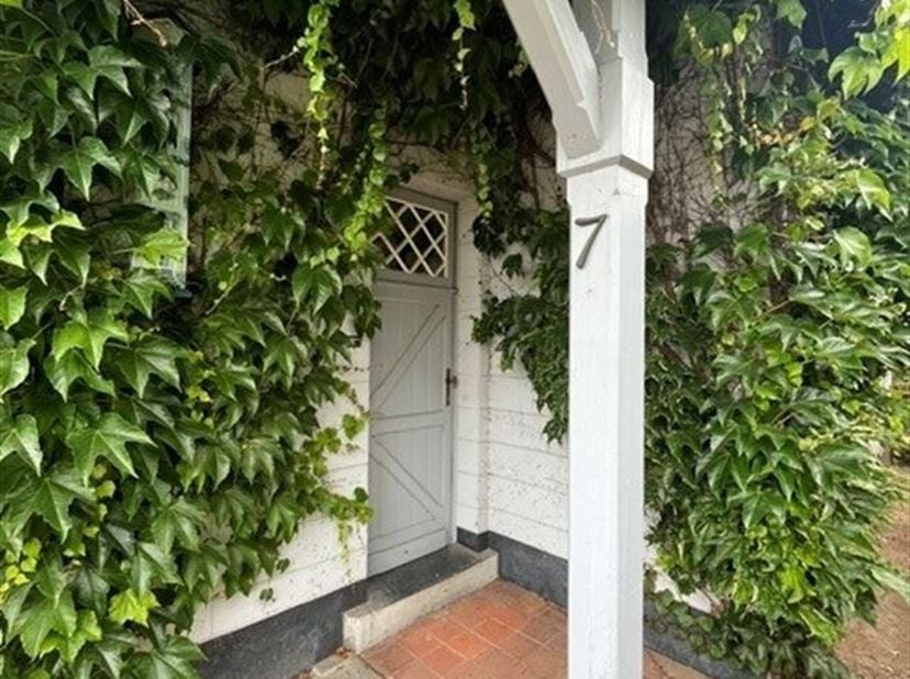 Karaktervolle woning met 3 slaapkamers en een Rustieke uitstraling.<br />
Deze charmante woning straat charme, authenticiteit en rust uit.<br />
Een g