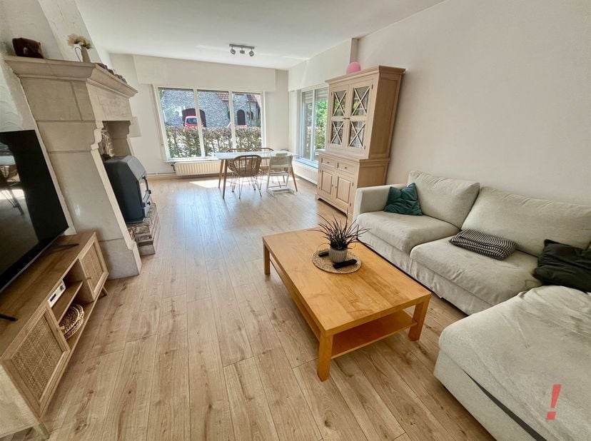 Gerenoveerde halfopen woning gelegen op een rustige locatie in de dorpskern van Varsenare. <br />
Deze woning omvat een inkomhal, woon- en eetkamer m