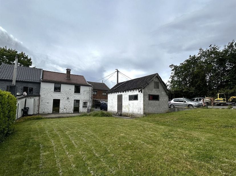Charmante maison située dans une rue très calme de Romsée sur une parcelle de 670 m².  Elle comprend: hall d'entrée avec WC, cuisine, salle à manger,