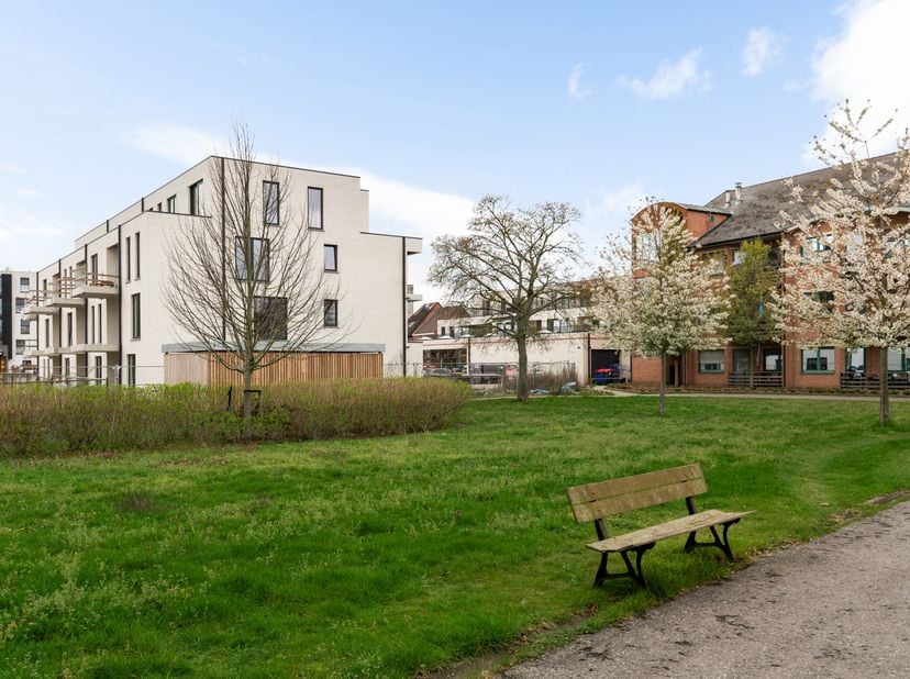 Dit knap nieuwbouwappartement is gelegen op de tweede verdieping. Dit pand omvat een ruime, lichtrijke living met open, stijlvol ingerichte keuken. Da