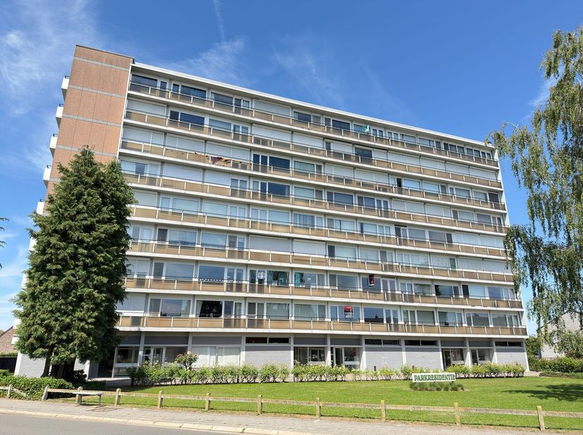 RECENT GERENOVEERD, RUIM EN LUMINEUS APPARTEMENT 100M² MET 3 SLAAPKAMERS EN TERRAS.<br />
 1ste verdieping met lift in een goed onderhouden residenti