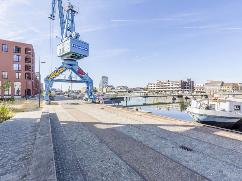Ontdek dit instapklare en duurzame appartement, gebouwd in 2023 en uitzonderlijk gelegen in de oude handelsdokken. Hier combineert u comfortabel wonen