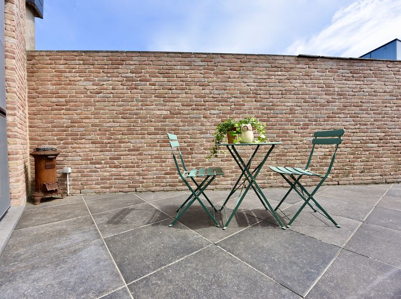 Prachtig gerenoveerde woning in het centrum van Eeklo met charmante stadstuin. <br />
Deze instapklare woning met drie slaapkamers en een vernieuwde k