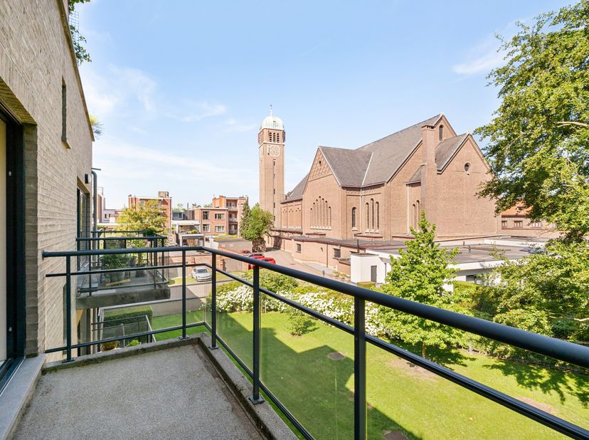 Espace, lumière et sérénité dans un emplacement de choix entre Mortsel et Berchem. Cet appartement prêt à emménager combine un environnement résidenti