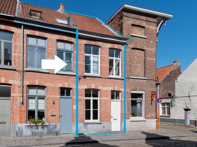BRUGGE - STARTPRIJS – Comfortabel, temidden ’t Zand/station en Begijnhof gelegen, stadswoning met terras. Veelbelovend hoeft niet altijd groots te zij
