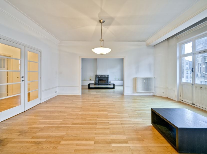 A proximité de la place Brugmann, dans un bel immeuble de 1929 style Art Déco, bel appartement de +/- 215 m² + terrasse au 3 ème étage, en partie réno