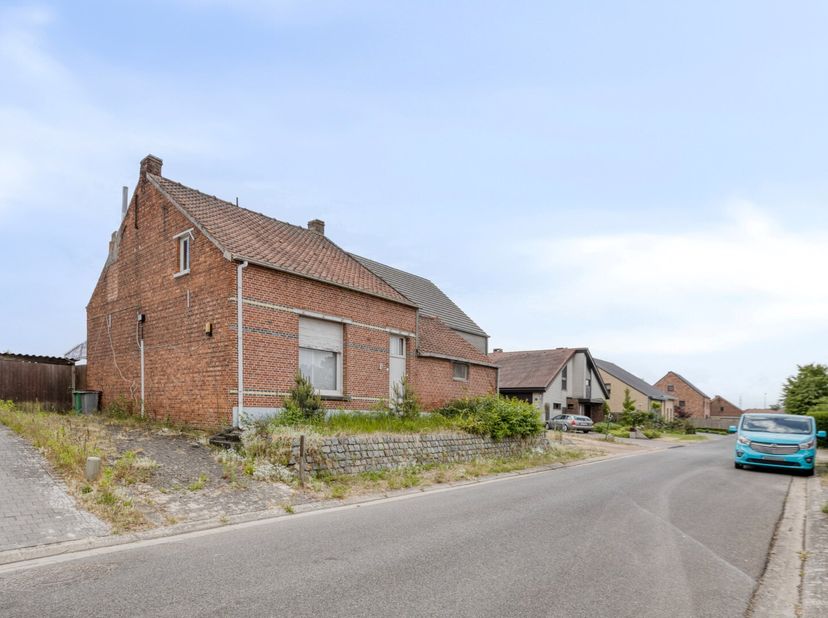 Deze woning is zeer gunstig gelegen in een doodlopende straat te Mol - Ginderbuiten, op wandel-/fietsafstand van scholen, station, openbaar vervoer, w