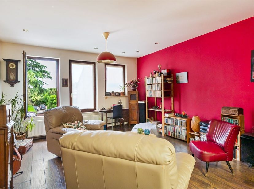 Ligging<br />
Deze instapklare woning is gelegen in een rustige straat, op wandelafstand van de Hobokense Polder. Dankzij de gunstige ligging bevinden