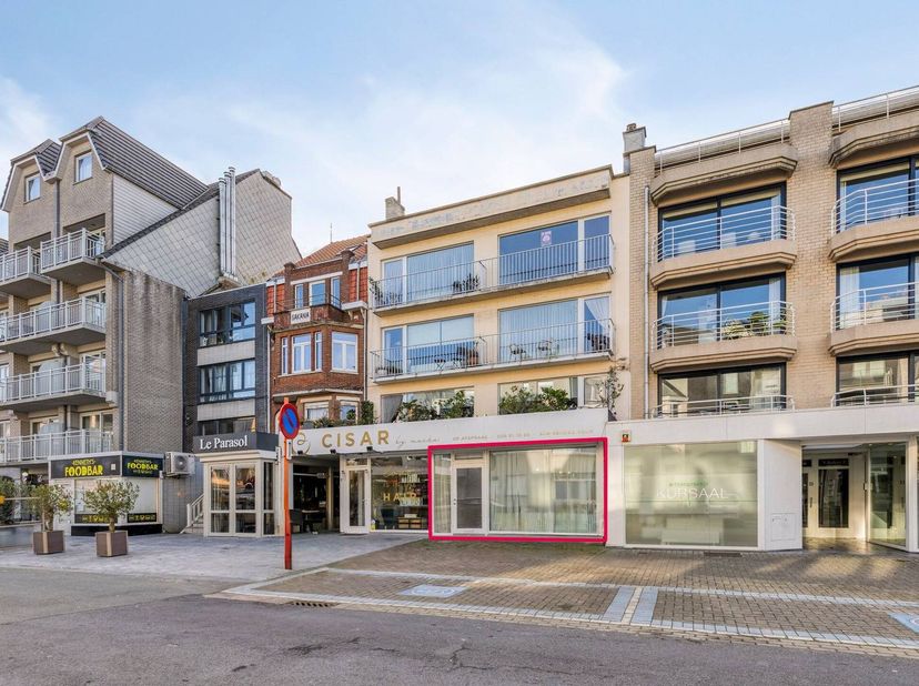 In het commerciële centrum van Koksijde-Bad vinden we dit gelijkvloers appartement met 2 slaapkamers te koop. Op wandelafstand van zee! <br />
<br />