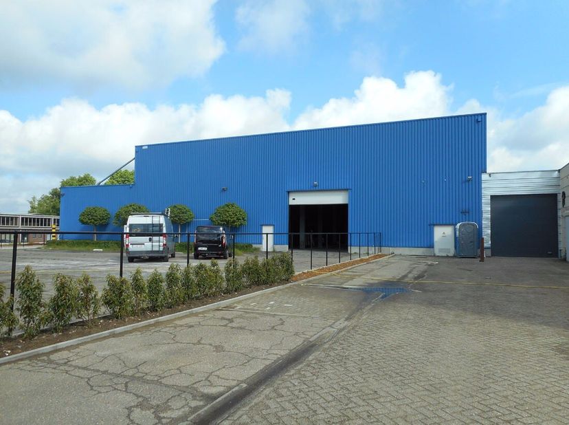Deze ruime opslagruimte (magazijn) heeft een oppervlakte van 32,66 m².<br />
Het gaat om overdekte en afgesloten Units in een gebouw waar men toegang