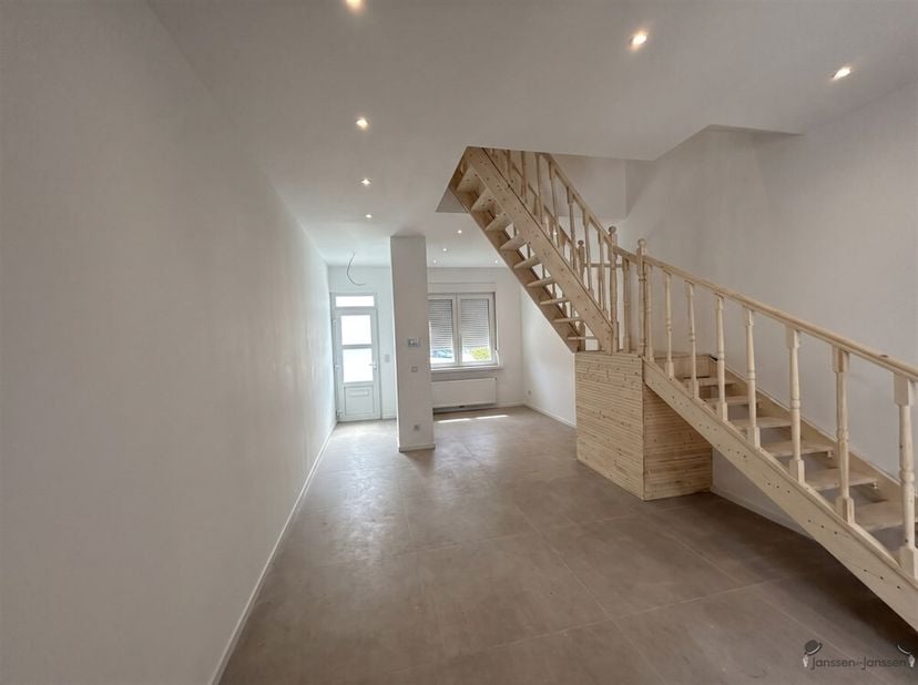 Instapklare gezinswoning met 3 slaapkamers, volledig vernieuwd dak en tuin <br />
Bent u op zoek naar een instapklare gezinswoning waar comfort, kwali