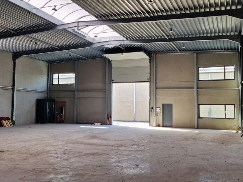 12 UNITÉS PME | À LOUER GROENLING 14 - EVERGEM-ERTVELDE<br />
Sur le site « ADS » à Groenling te Evergem, à côté de la menuiserie Andries-Ramen, parti