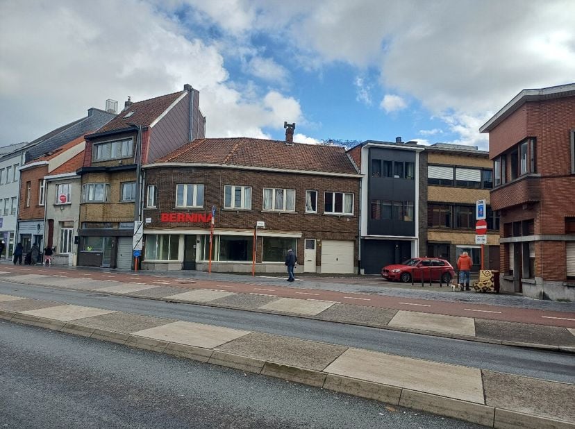 Situé à langle de la Broodstraat et de la Kleine Laan à Saint-Nicolas, ce bien constitue une opportunité de développement particulièrement intéressant