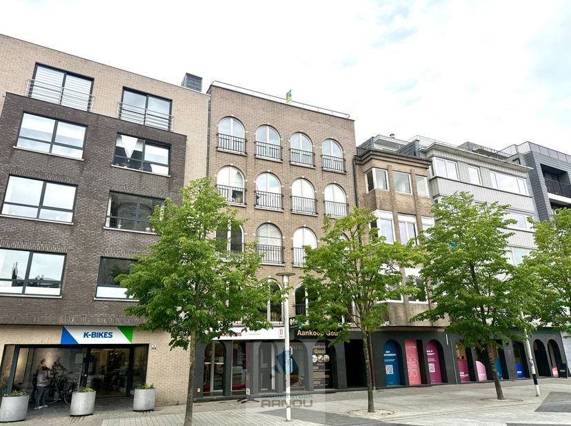 Wonen op een toplocatie met unieke zichten over Deinze?<br />
Deze verrassend ruime penthouse duplex combineert karakter, licht en potentieel op een m