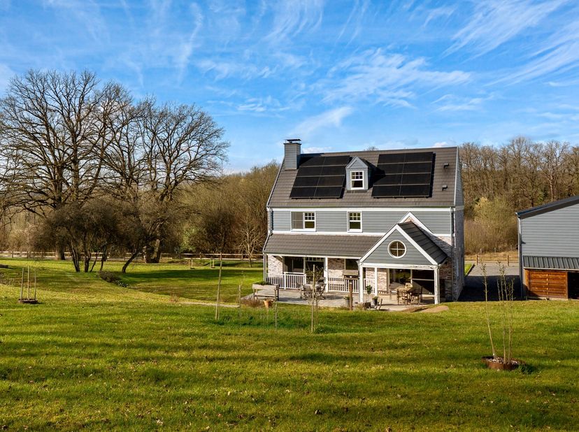 Située dans un environnement naturel préservé à Doische (sud de Namur), cette villa MiCasa récente sur un terrain arboré de 66 ares est située parfait