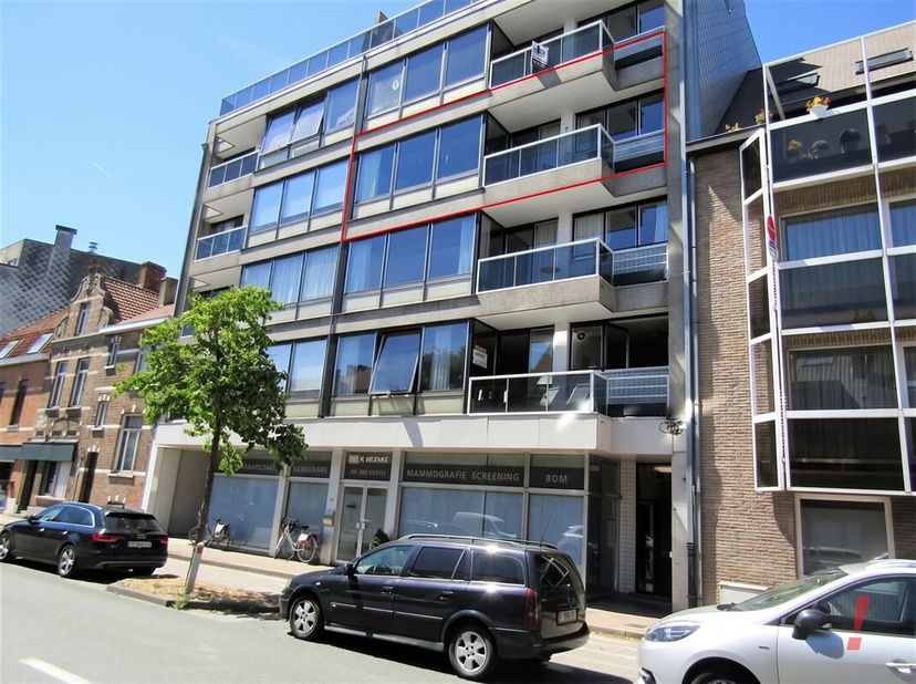 Cet appartement lumineux est situé au 3ème étage accessible par ascenseur. Cette propriété est idéalement située à proximité de tous les transports pu